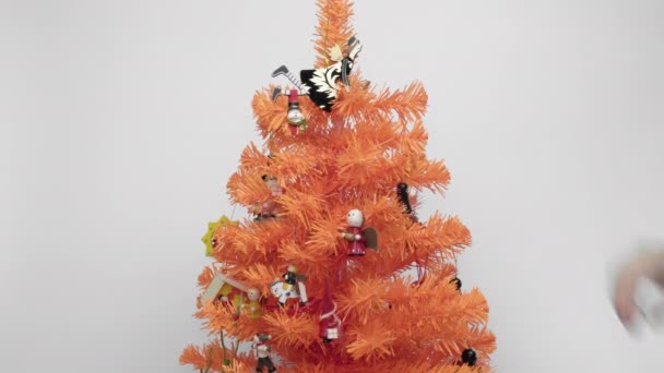 Kunstmatige Oranje Kerstboom Met Ornamenten Tegen Witte Achtergrond Houten Miniatuur — Stockvideo