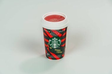 Beyaz çikolata aromalı Starbucks Noel kahvesi. Beyaz arka planda şirket logosuyla markalı mevsimlik içecek bardağı..
