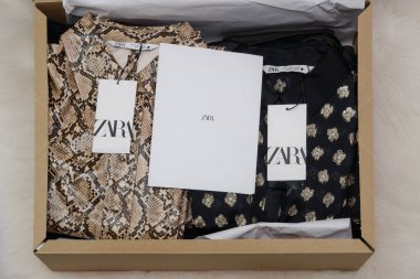 Zara İspanyol giyim markası çevrimiçi dağıtım kutusu. Inditex perakendecisi içeren şirket logosuna sahip karton sipariş paketini aç.