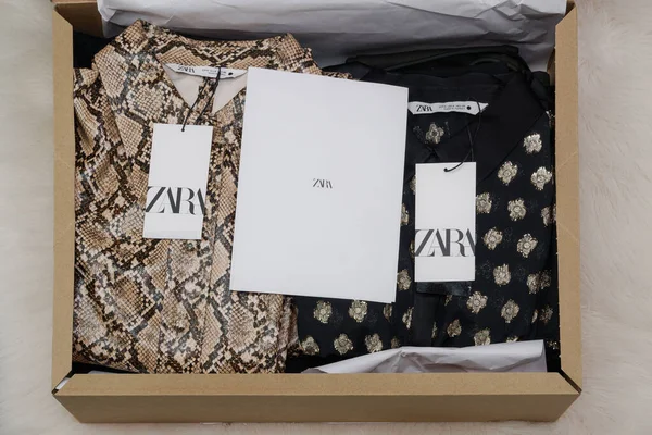 Zara Spanish Pakaian Merek Kotak Pengiriman Online Buka Paket Pemesanan — Stok Foto