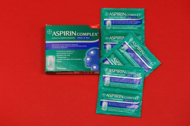 Aspirin Kompleksi Soğuk algınlığı görüntüsü. Bayer ilaç paketinin en üst görüntüsü, ateşi ve burnu akan belirtileri azaltmak için suda sulandırılmış..