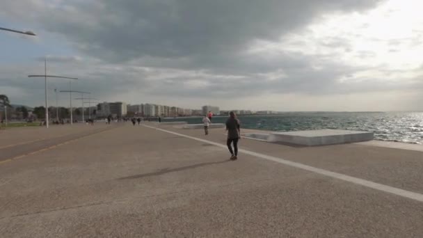 Θεσσαλονίκη Ελλάδα Άνθρωπος Αθλητική Στολή Γυμνάζεται Δημόσια Στην Προκυμαία Άγνωστο — Αρχείο Βίντεο