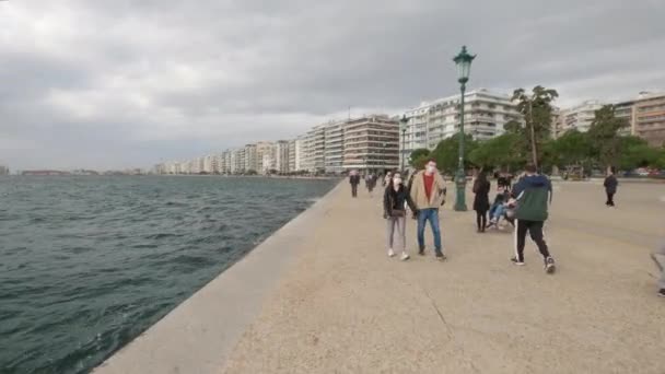 Thessaloniki Grekland Crowd Med Covid Masker Går Vid White Tower — Stockvideo