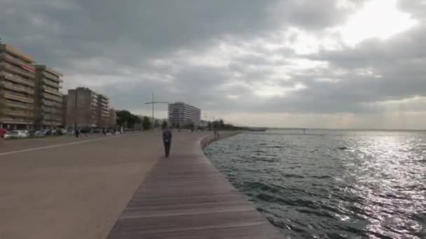 Thessaloniki Grekland Pov Promenader Kanten Trä Mönster Vattnet Med Publik — Stockvideo