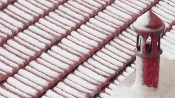 Neige Tombant Sur Toit Argile Céramique Maison Avec Cheminée Ventilatrice — Video