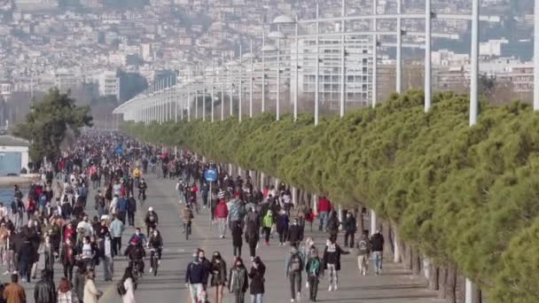 Covid Maskeli Çok Sayıda Insan Dışarıda Yunanistan Selanik Kentindeki Sahil — Stok video