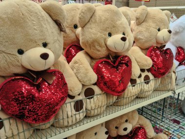 Sevgililer günün kutlu olsun, oyuncak ayılar vitrin alışverişi yapıyor. Her yıl 14 Şubat 'ta düzenlenen ziyafette kalplerle doldurulmuş romantik aşk oyuncaklarının iç görünümü.