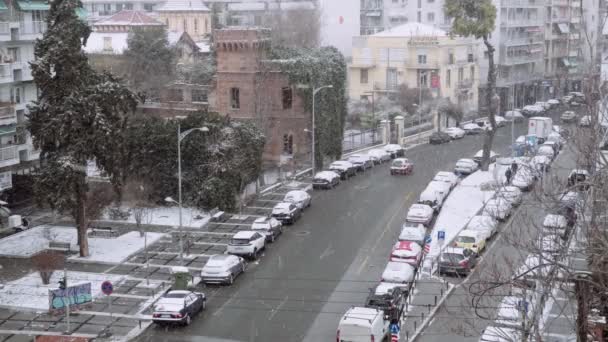 テッサロニキ ギリシャメディアの正面は大雪で市内中心部を襲います ヴァシリシス オルガス通りで雪が降り車が動く — ストック動画