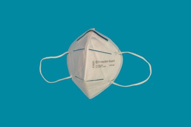 KN95 FFP2 covid-19 maskesi üst görüntüyü kapatın. Coronavirus% 95 partikül filtreleme verimliliği için kullanılan gelişmiş korunmayla karşı karşıya.