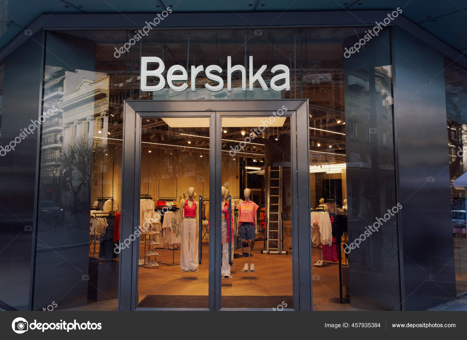 praktijk tweedehands Vakantie Bershka Stock Photos, Royalty Free Bershka Images | Depositphotos