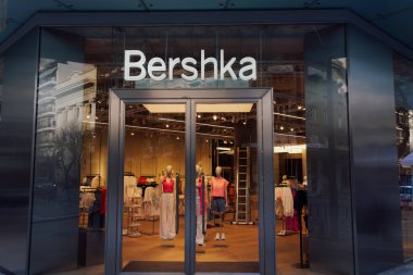 Bershka Tienda Minorista Exterior Con Logo Marca Espanola Ropa Accesorios Foto editorial de stock bestravelvideo 457935384