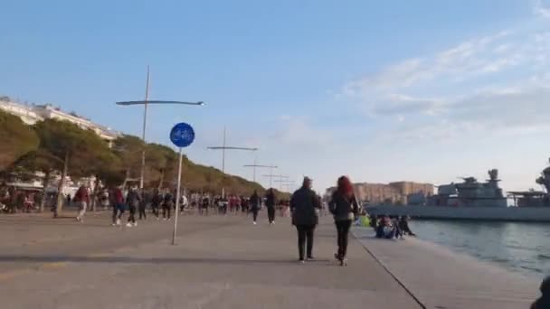 希腊塞萨洛尼基 大量戴Covid 19口罩的人在户外时光流逝 身份不明的人群在城市海滨近处走起路来 他们的脸受到了保护 — 图库视频影像