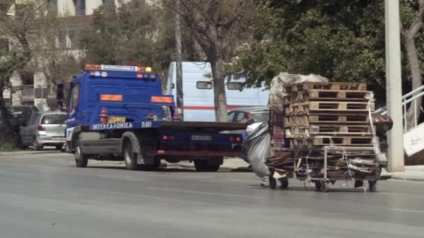 Thesszaloniki Greece Street Man Szekeret Húz Elhaladó Autók Mellé Nappali — Stock videók
