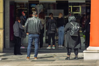 Selanik, Yunanistan Bekleyen müşterilerle birlikte mağaza girişini tıklayın ve toplayın. covid-19 önlem tedbirleri nedeniyle bir tıklama seçeneği ile vitrin satışı.