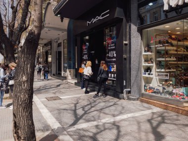 Selanik, Yunanistan Bekleyen müşterilerle birlikte mağaza girişini tıklayın ve toplayın. covid-19 önlem tedbirleri nedeniyle bir tıklama seçeneği ile vitrin satışı.