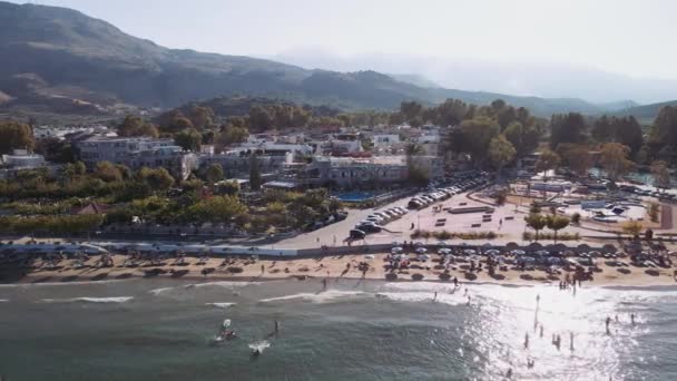 Μεσογειακό Ανάγλυφο Ελληνικό Beach Bar Τοπίο Drone Pan Τραβηγμένο Άγνωστους — Αρχείο Βίντεο
