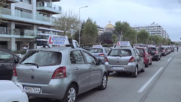 希腊塞萨洛尼基 驾驶着校车在市中心的一条公路上行进 贴有学习标志的停放汽车和车内的司机举行示威 以保护其职业的未来 — 图库视频影像
