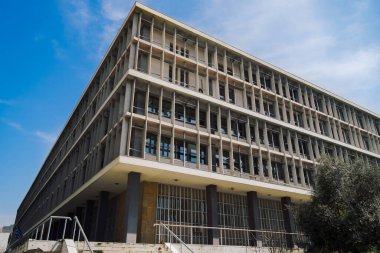 Selanik, Yunanistan Adliyesi mavi gökyüzüne karşı cephe. Dışarıdan bakıldığında, adalet mahkemeleri kalabalıktan uzak görünüyor..