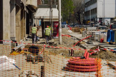 Selanik, Yunanistan 'da sokakta sarı yelek giyen işçilerin gündüz görüşü. Şehir merkezinde kaldırımların ve kamu altyapısının yenilenmesi.