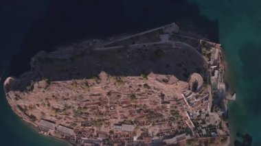 Spinalonga Yunan adasının boş evlerle çekilmiş insansız hava aracı görüntüleri. Kuzeydoğu Girit 'te, şu anda turistlerin uğrak yeri olan terk edilmiş ünlü cüzzamlı kolonisinin hava manzarası.. 