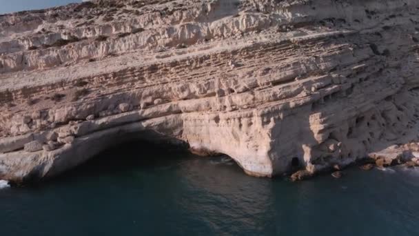 Terreno Mediterráneo Playa Griega Paisaje Rocoso Dron Revelador Tiro Con — Vídeo de stock