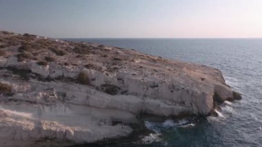 Akdeniz arazisi Yunan plajı kayalık körfez peyzaj insansız hava aracı görüntüsü. Girit adasındaki Matala kireçtaşı mağaralarının mavi gökyüzüne bakan hava günü görüntüsü.