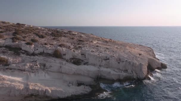 Μεσογειακό Έδαφος Ελληνική Παραλία Βραχώδης Κολπίσκος Τοπίο Drone Panning Πυροβόλησε — Αρχείο Βίντεο