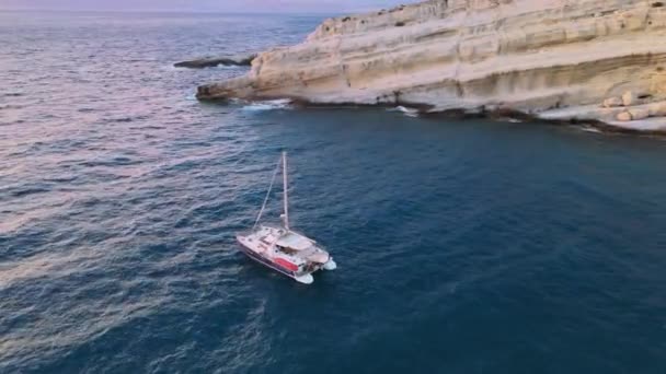 Kleine Kreuzfahrtschiff Drohne Mittelmeer Abgeschossen Luftaufnahme Des Sonnenuntergangs Über Einem — Stockvideo