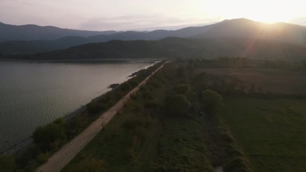 호수의 나무들이 위에서 펼쳐진다 그리스 수역의 이브닝 — 비디오