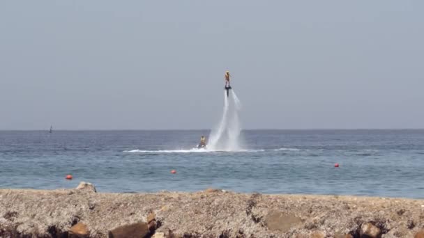 Flyboard Mit Wasserstrahl Pack Das Auf Einem Brett Mit Holzschlauch — Stockvideo