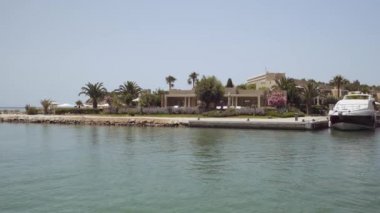 Yunanistan 'da Sani' de modern bir marinada bir villanın önünde demirli lüks bir gemi. Kassandra Chalkidiki yarımadasındaki bir limanda yatın gündüz görüntüsü her türlü kapıcı hizmeti sunuyor..
