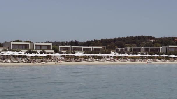 Chalkidiki Yunanistan Haziran 2021 Şemsiyeli Deniz Yatakları Üzerinde Plaj Banyosu — Stok video