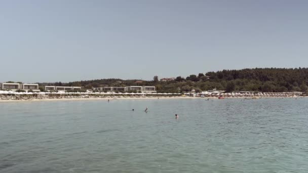 Chalkidiki Yunanistan Haziran 2021 Şemsiyeli Deniz Yatakları Üzerinde Plaj Banyosu — Stok video