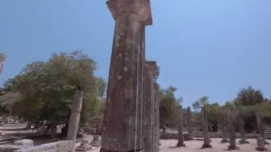 Olympia, Yunanistan 'ın antik spor oyunlarına ev sahipliği yapan arkeoloji sahasındaki POV' u. Mavi gökyüzüne karşı sütunları olan klasik zaman kalıntılarına karşı hiper sapma.