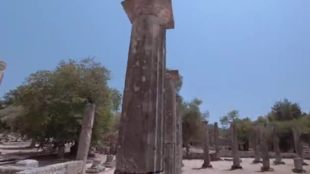 希腊奥林匹亚Pov考古遗址地区主办古代运动会 经典时代的废墟上超脱 蓝天映衬着柱子 — 图库视频影像