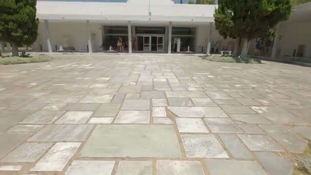 Olympia Grécia Museu Arqueológico Entrada Pátio Pov Caminhando Edifício Exterior — Vídeo de Stock