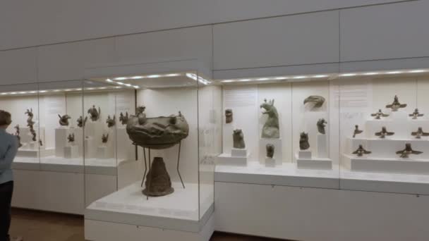 올림피아 그리스 고고학 박물관 내부에 방문객들이 스포츠 경기가 열렸던 지역에서 — 비디오