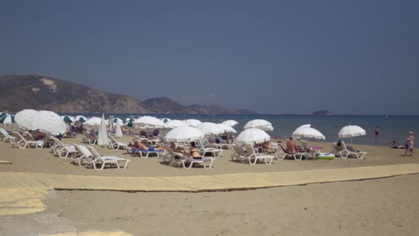 Zakynthos Grecia Julio 2021 Terreno Mediterráneo Organizado Playa Arena Con — Vídeos de Stock