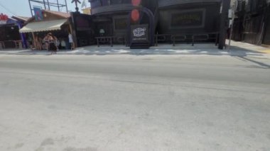 Zakynthos, Yunanistan - 9 Temmuz 2021: Lagana 'da üzerinde işaret olan gece kulübü dış girişi. Ana yoldaki Kokteyller ve Hayaller Kulübü 'nün gündüz manzarası..