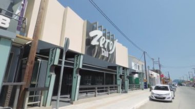 Zakynthos, Yunanistan - 9 Temmuz 2021: Gece kulübü, Lagana 'da üstten işaretli dış panoya giriş yaptı. Ana yoldaki Kokteyller ve Hayaller Kulübü 'nün gündüz manzarası..