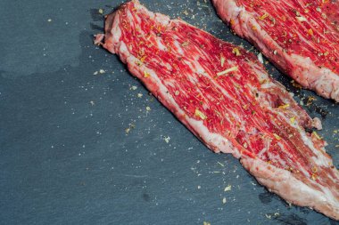 Çiğ wagyu et etiketi 9 + top view, pişirilmeye hazır. Biftek primi kesim kapağı çeşnisi ve kesme tahtasındaki baharatlarla kopyalama alanı.