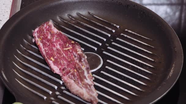 Rótulo Ouro Carne Wagyu Cru Visão Superior Cozinhando Uma Panela — Vídeo de Stock