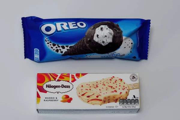 有饼干片 哈根达斯芒果和覆盆子冰淇淋的欧罗果 知名品牌冷冻甜点与营养细节包装 — 图库照片