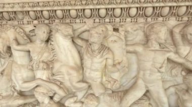Dört tarafı tarihi savaş tasvirleriyle dolu antik bir mermer lahitin etrafında dönüyor. Yunanistan Arkeoloji Müzesi Selanik 'in ön girişinde biletsiz sergilenen antika sergileri.