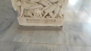 Selanik arkeoloji müzesinin mermer lahitli girişi. Objeler. Tarihi eserlerin dış görünüşü. Tarihi savaş tasvirleri mekanın önünde bilet olmadan sergileniyor..