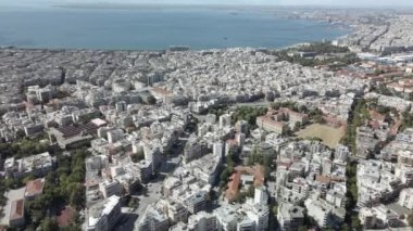 Selanik, Yunanistan ana belediye bölgesinin hava aracı manzarası. Yoğun nüfuslu Avrupa şehrinin, Thermaic Gulf denizi boyunca uzanan apartman blokları ile en üst düzey panoraması.