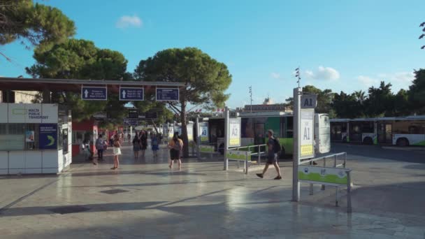 Valette Malte Transport Commun Bus Terminal Avec Foule Autocars Diesel — Video