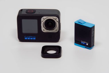 GoPro Kahraman 10 siyah logo üstten görüşlü. Mercek kapaklı aksiyon kamerası ve beyaz arkaplana karşı pil..