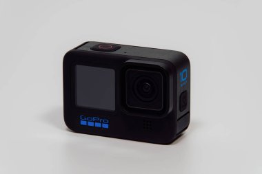 GoPro Hero 10 siyah üst görüntü. Beyaz arkaplanda mavi logolu aksiyon kamerası..