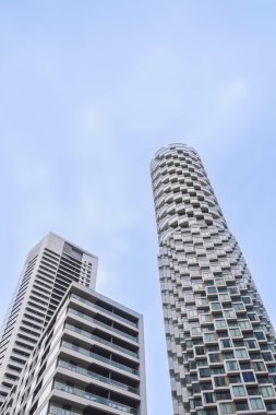 Londra, İngiltere - 29 Eylül 2024: One Park Drive apartman dairesi gökdeleni Doğu Londra 'daki Canary Wharf' ın ufuk çizgisine hakim.